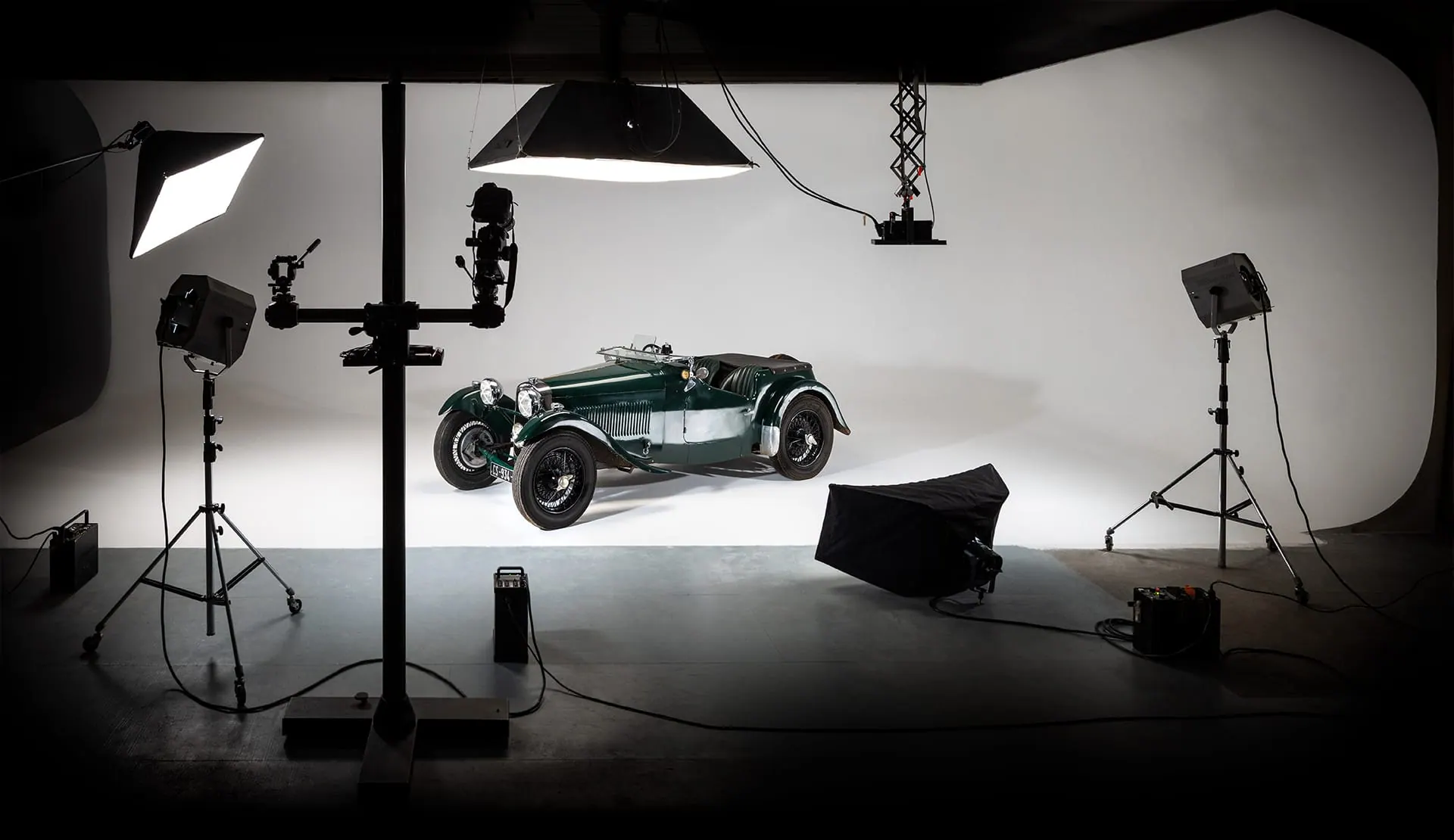 Plateau de tournage Centaure avec cyclorama, éclairages et voiture de collection