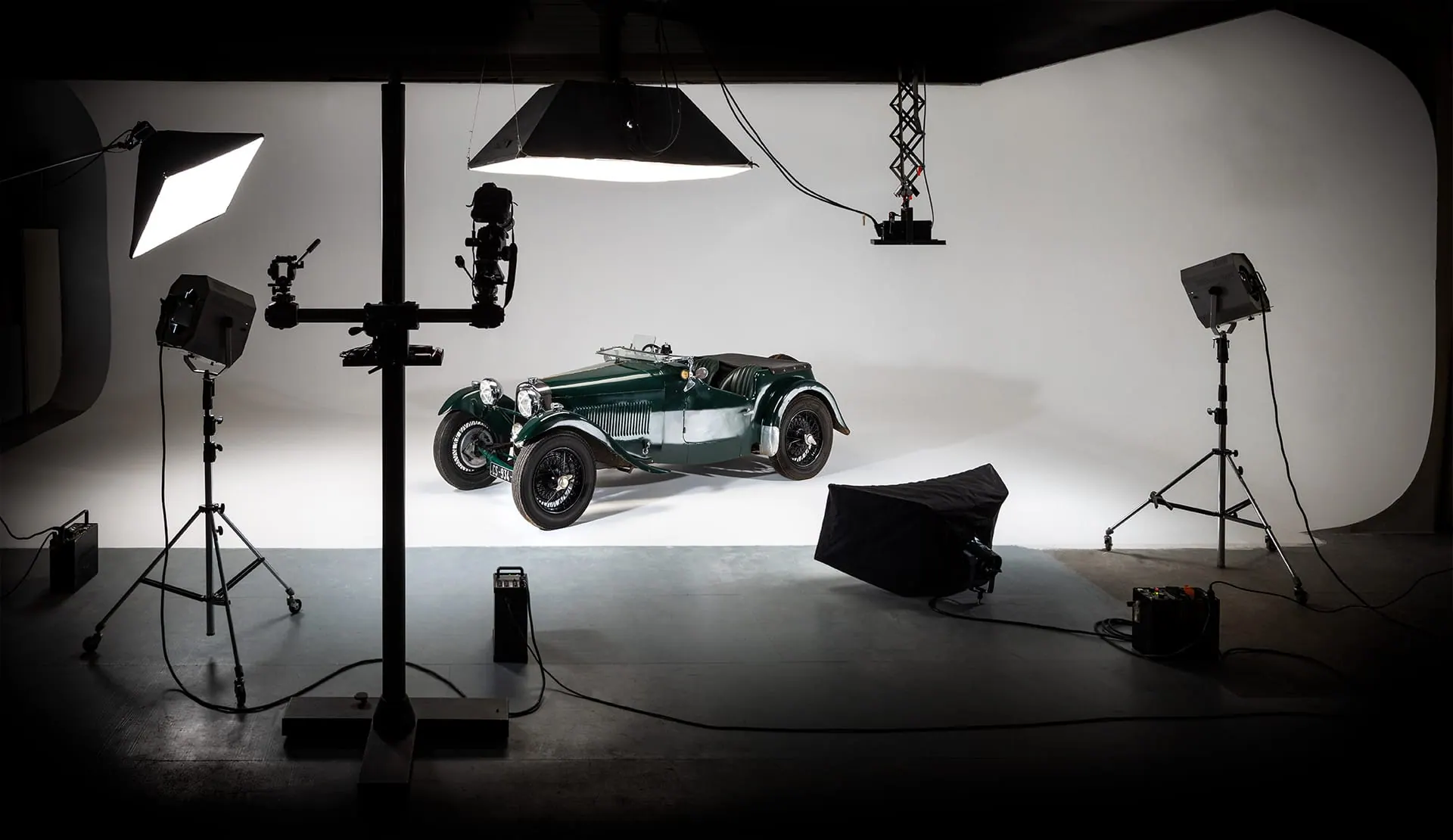 Le studio photo Centaure à Agris : voiture de collection sur le cyclorama, entourée des éclairages professionnels